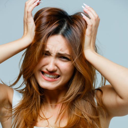 Przetłuszczające się włosy - przyczyny i jak sobie z nimi radzić